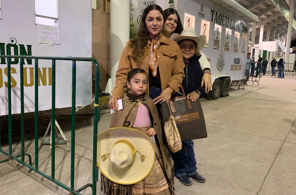 NACIONAL CHARRO ATRAE A VISITANTES DE DIVERSOS LUGARES