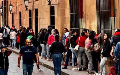 FANS RECIBEN BOLETOS PARA CONCIERTO DE LUIS MIGUEL