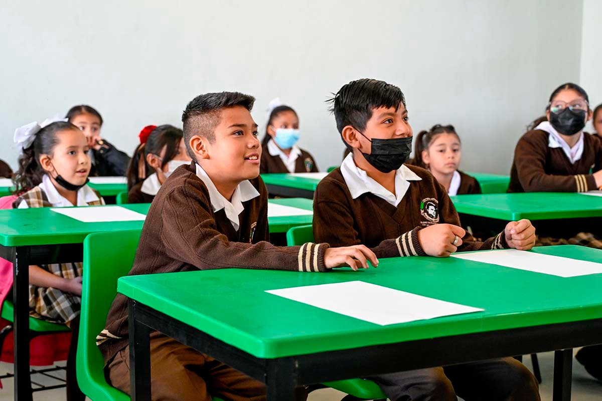 GRACIAS A RICARDO GALLARDO NIÑAS Y NIÑOS ACCEDEN A UNA MEJOR EDUCACIÓN