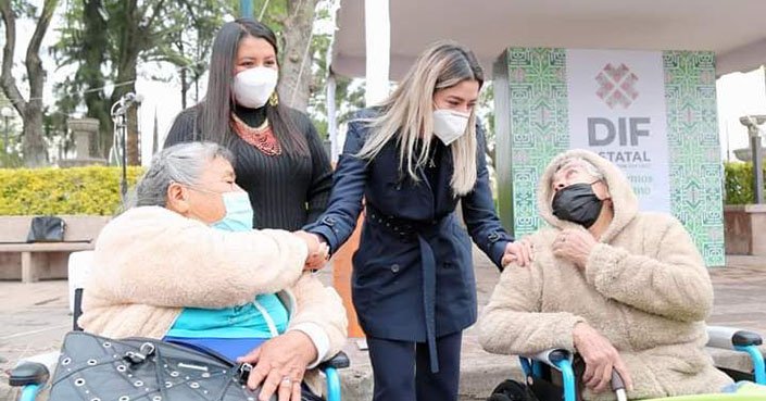 HABITANTES DE AHUALULCO SON BENEFICIADOS CON SILLAS DE RUEDAS