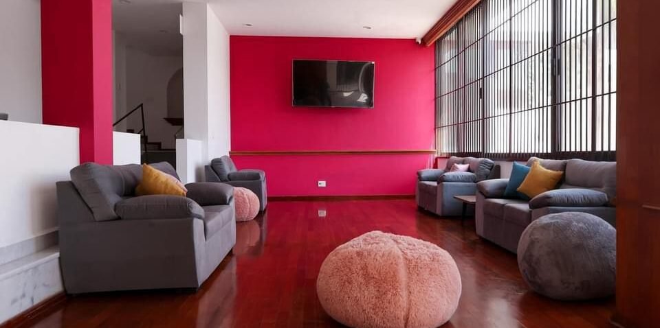 DAN APOYO A ADULTOS MAYORES QUE PERDIERON SU CASA EN INCENDIO