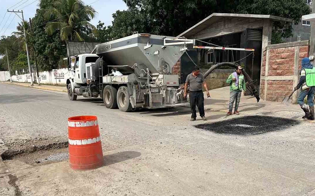 DAN MANTENIMIENTO EN CAMINOS DE COMUNIDADES EN TAMPAMOLÓN