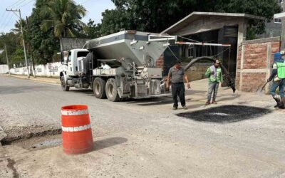 DAN MANTENIMIENTO EN CAMINOS DE COMUNIDADES EN TAMPAMOLÓN