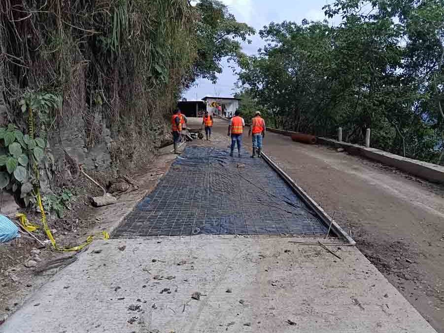 POR CONCLUIR LA REHABILITACIÓN DE CAMINO RURAL EN XILITLA