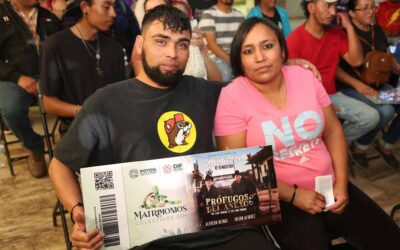 ENTREGARON BOLETOS PARA CONCIERTO “PRÓFUGOS DEL ANEXO” A LOS PARTICIPANTES DE BODAS COLECTIVAS