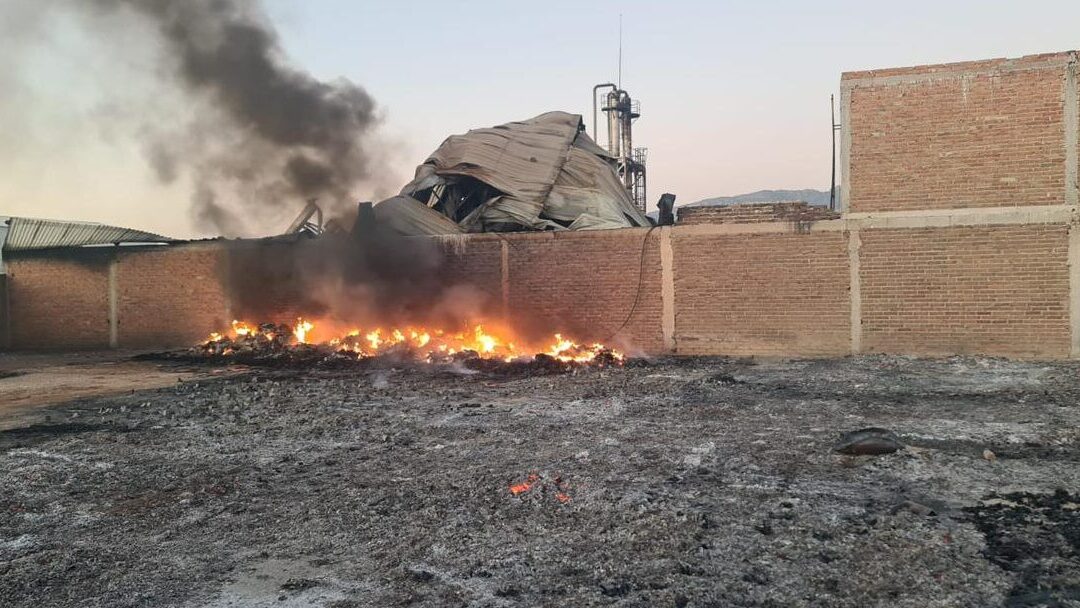 CUERPOS DE EMERGENCIA ATIENDEN INCENDIO EN LA ZONA INDUSTRIAL