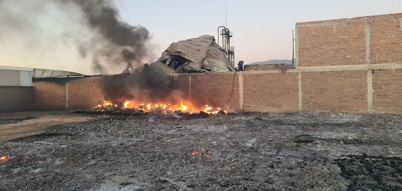 CUERPOS DE EMERGENCIA ATIENDEN INCENDIO EN LA ZONA INDUSTRIAL