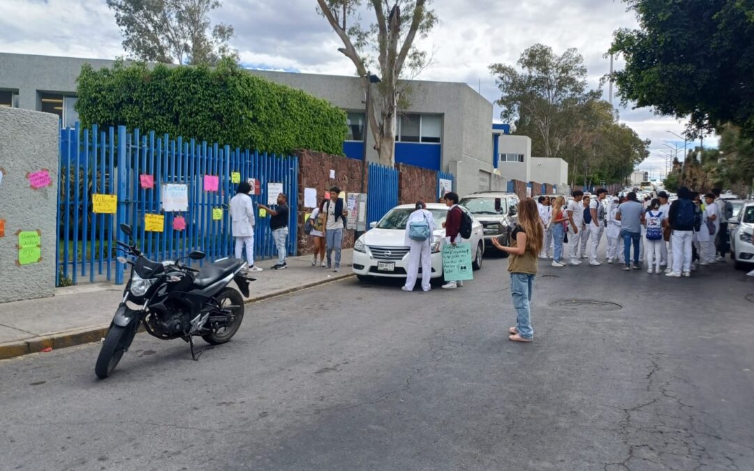 Estudiantes toman Facultad de Estomatología de la UASLP en protesta por atención médica