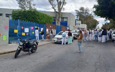 Estudiantes toman Facultad de Estomatología de la UASLP en protesta por atención médica
