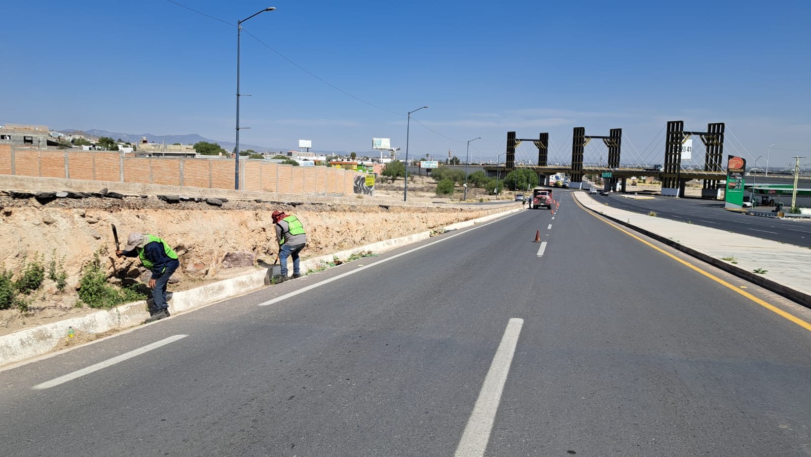 DAN MANTENIMIENTO A PRIMERA ETAPA DE LA VÍA ALTERNA