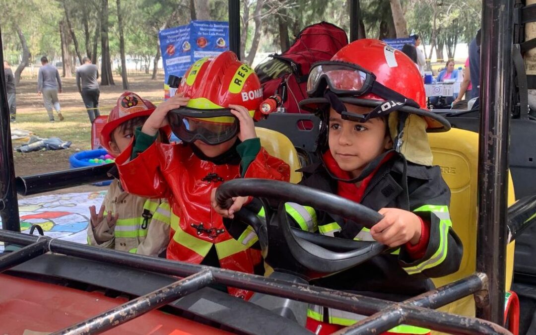 INFANTES VIVEN EXPERIENCIA DE SER BOMBERO POR UN DÍA