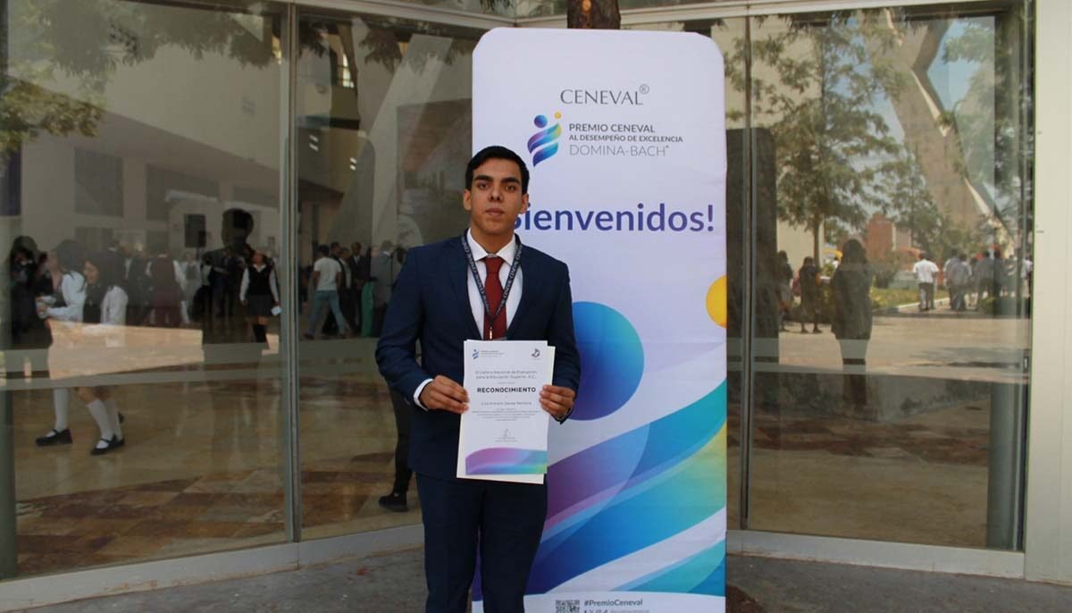 ENTREGAN PREMIO DE EXCELENCIA ACADÉMICA DE CENEVAL EN SLP