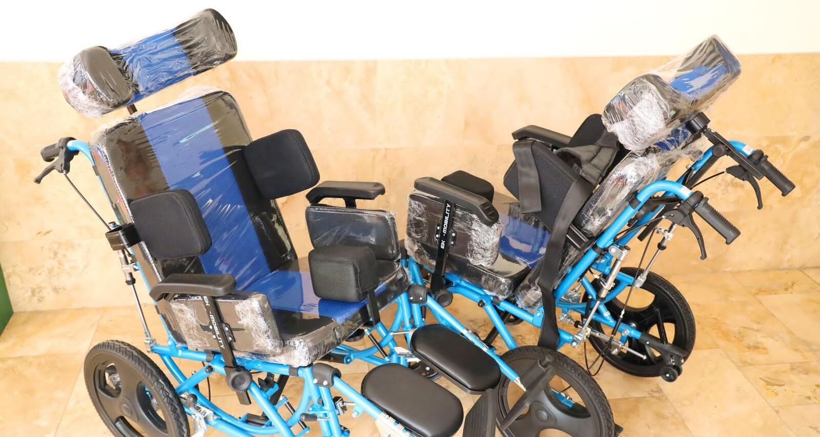 ENTREGAN SILLAS DE RUEDAS A INFANTES CON DISCAPACIDAD