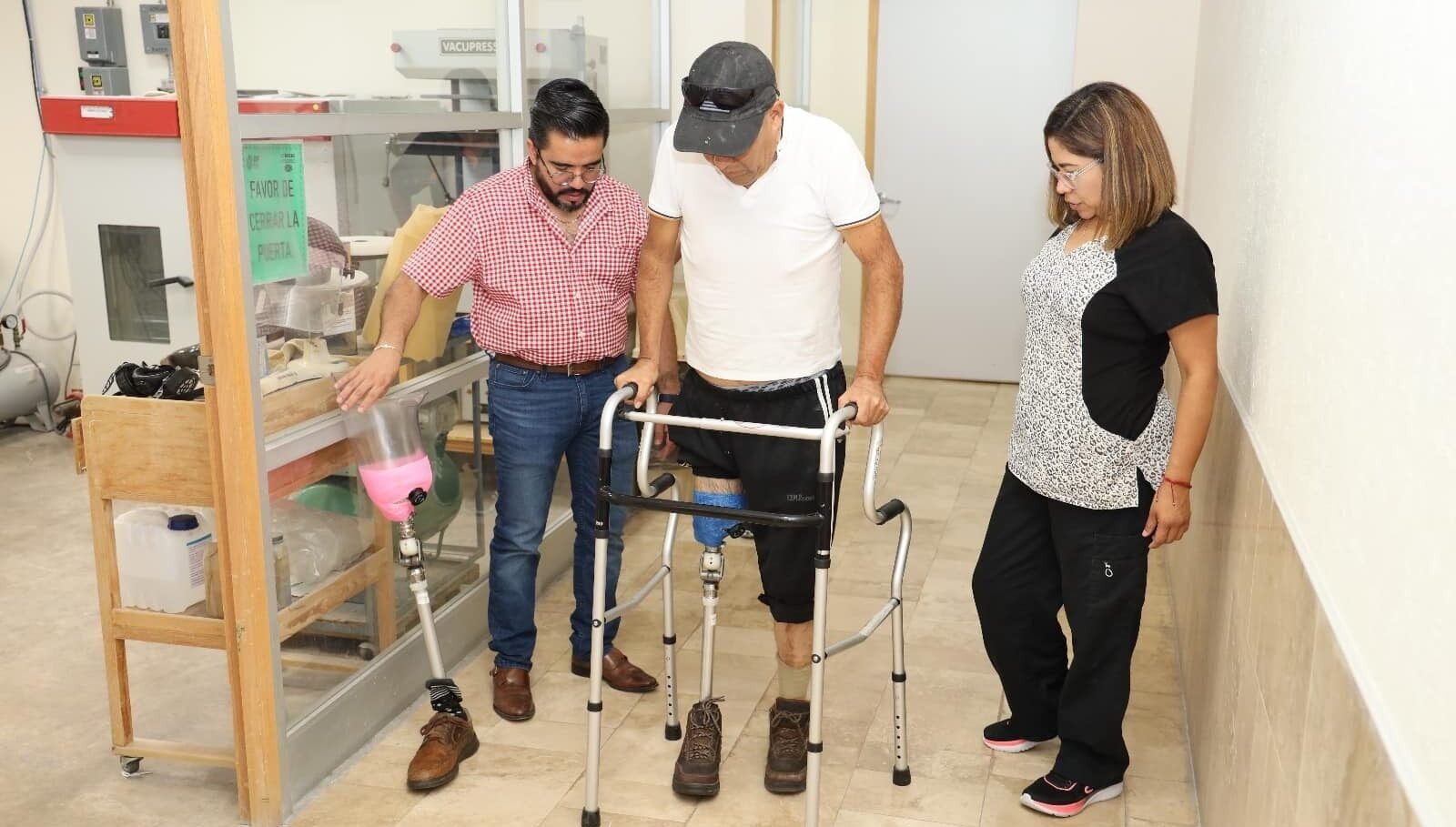 PERSONAS CON DISCAPACIDAD RECIBEN DISPOSITIVOS MÉDICOS