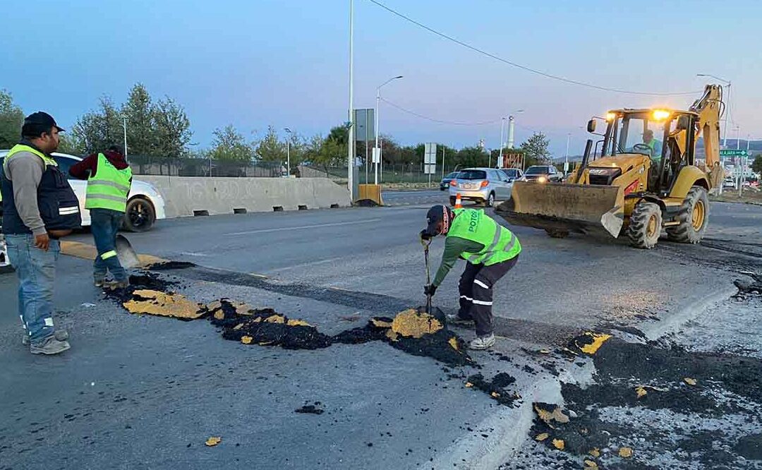 RETIRAN TOPES IMPROVISADOS QUE AFECTABAN VIALIDAD EN CIRCUITO POTOSÍ Y VILLA MAGNA