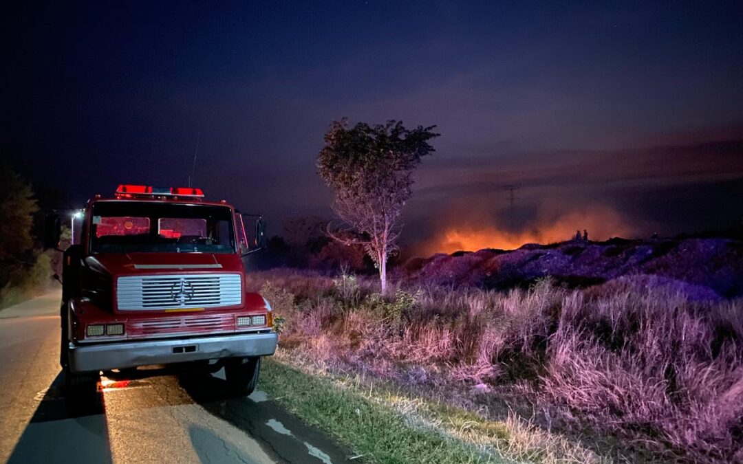 Progreso en la Contención del Incendio en el Antiguo Basurero Municipal: Esfuerzos Conjuntos para Mitigar el Impacto Ambiental