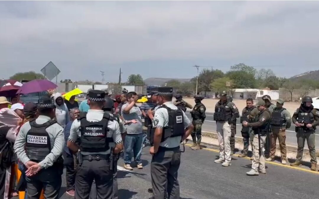 DETIENEN A SUJETOS QUE REALIZABAN BLOQUEOS EN LA CARRETERA 57