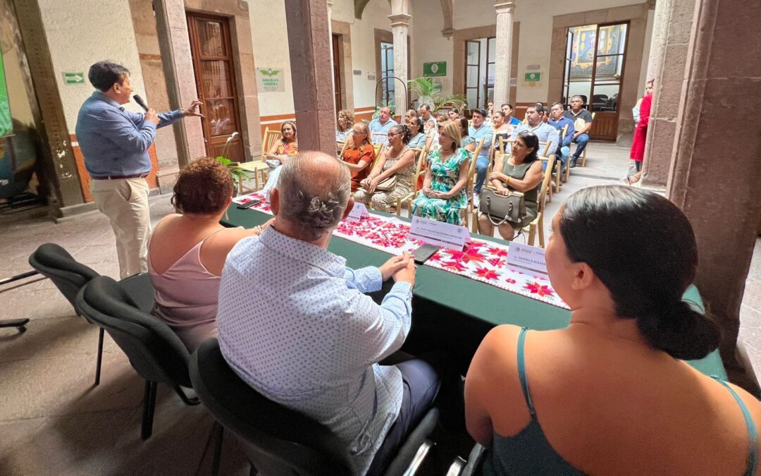 OPERADORES TURÍSTICOS RECIBEN CÉDULAS DEL REGISTRO NACIONAL