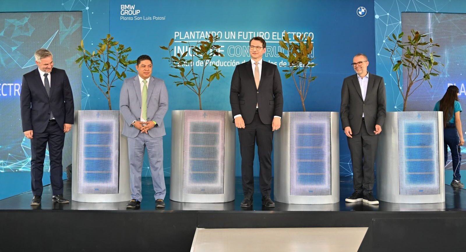 COLOCAN PRIMERA PIEDRA DE NUEVA PLANTA DE BMW EN SAN LUIS POTOSÍ