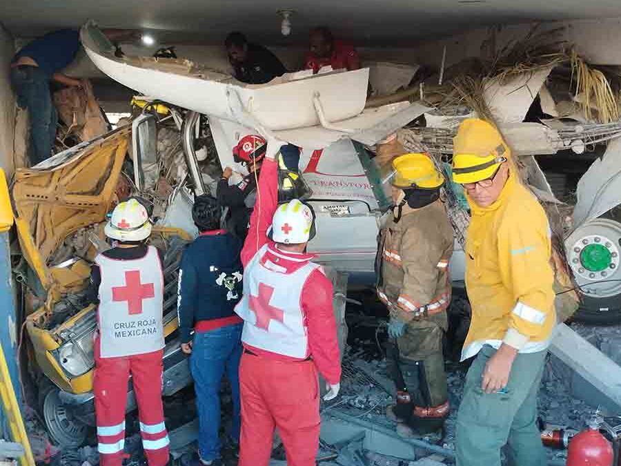 CUERPOS DE EMERGENCIA ATIENDEN ACCIDENTE EN LA CARRETERA 57