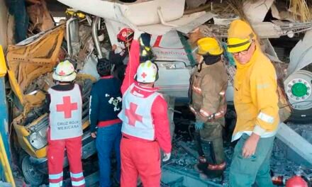 CUERPOS DE EMERGENCIA ATIENDEN ACCIDENTE EN LA CARRETERA 57