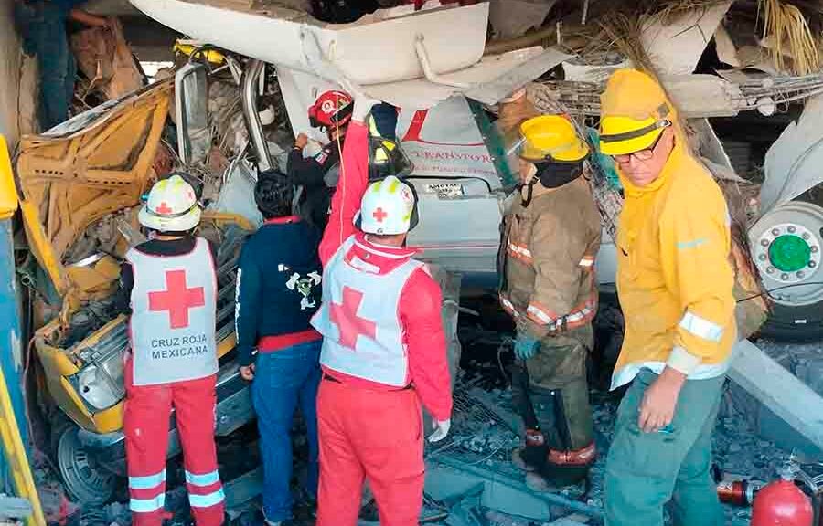 CUERPOS DE EMERGENCIA ATIENDEN ACCIDENTE EN LA CARRETERA 57