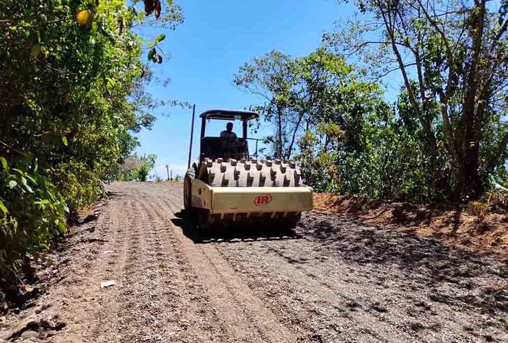 AVANZA REHABILITACIÓN DE CAMINO EN TAMAZUNCHALE