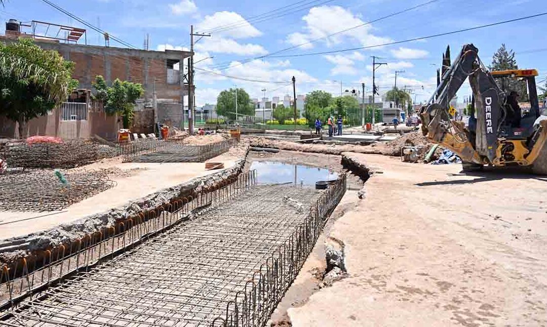 SUPERVISAN AVANCES DEL COLECTOR PLUVIAL EN CACTUS DE SOLEDAD