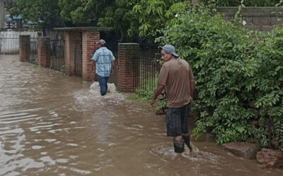 SE DESBORDA PRESA EN RIOVERDE; HAY DECENAS DE CASAS AFECTADAS