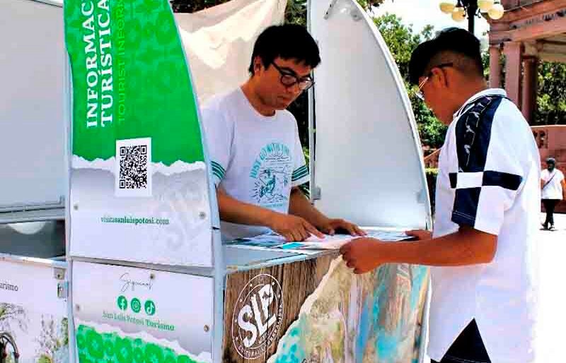 BRINDAN ATENCIÓN A TURISTAS QUE LLEGAN A SLP
