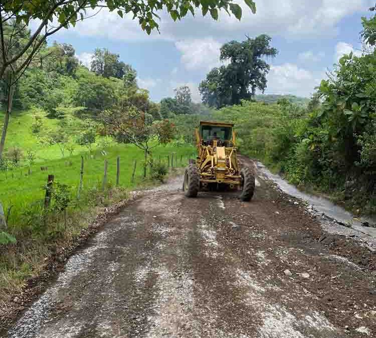 CONTINÚA REHABILITACIÓN DEL CAMINO TAMÁN-SAN FRANCISCO, EN TAMAZUNCHALE