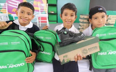 ENTREGAN APOYOS ESCOLARES EN LA COLONIA LAS FLORES, EN LA CAPITAL DE SLP