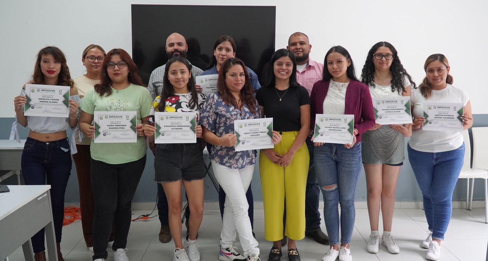BRINDAN BECAS A JÓVENES REALIZAR ESTUDIOS DEL IDIOMA INGLÉS  