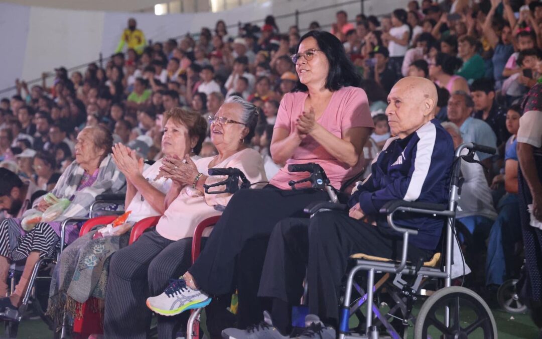 LLEVAN ESPECTÁCULO SOBRE HIELO A RESIDENTES DE CENTROS DE ASISTENCIA SOCIAL