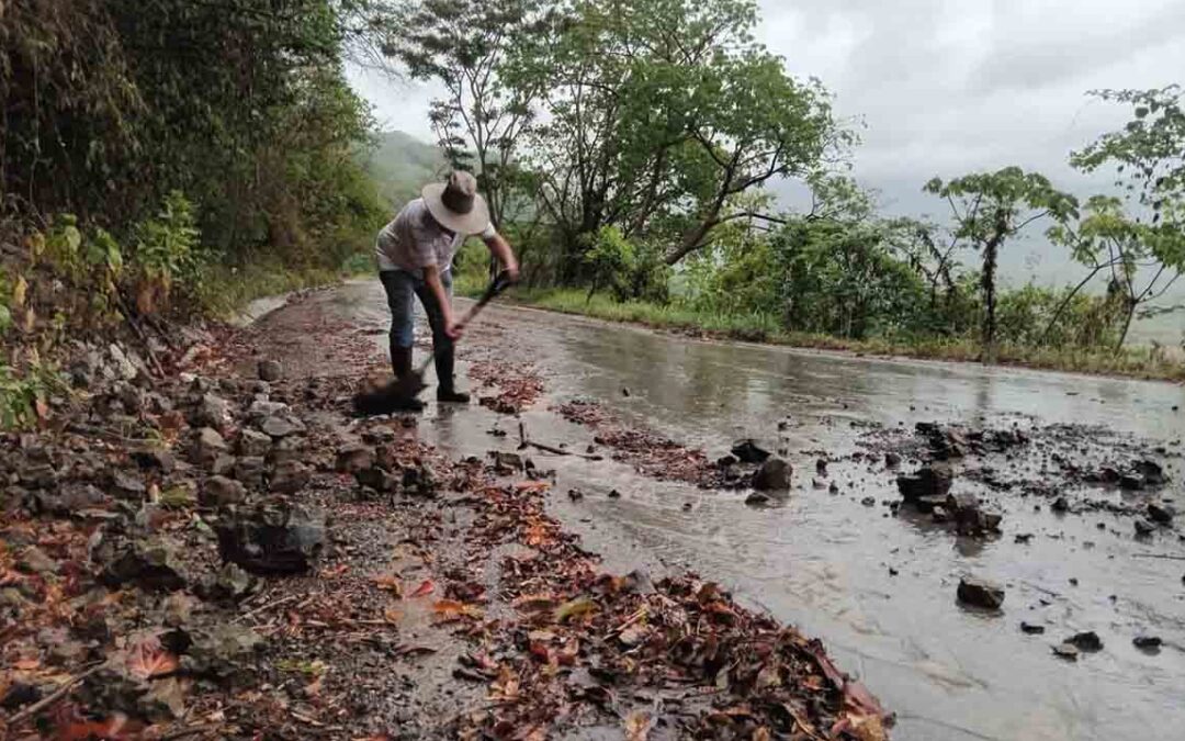 ATIENDEN CARRETERAS DE LA HUASTECA TRAS DERRUMBES CAUSADOS POR LAS LLUVIAS