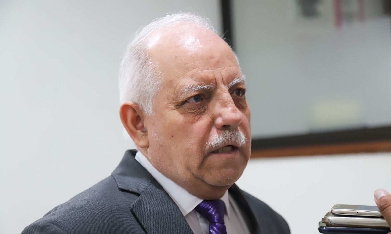 ESTADO ANALIZA SOLICITUD DE BURÓCRATAS PARA INCREMENTO SALARIAL