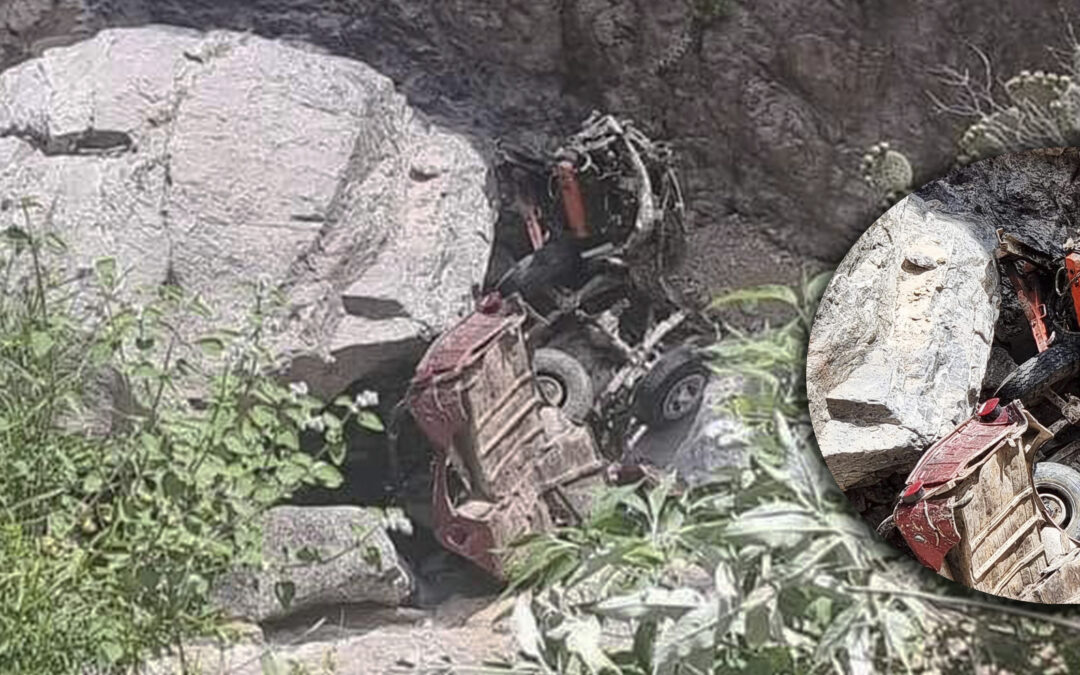 NIÑA Y ADULTO MUEREN TRAS CAER JEEP A UN BARRANCO EN REAL DE CATORCE