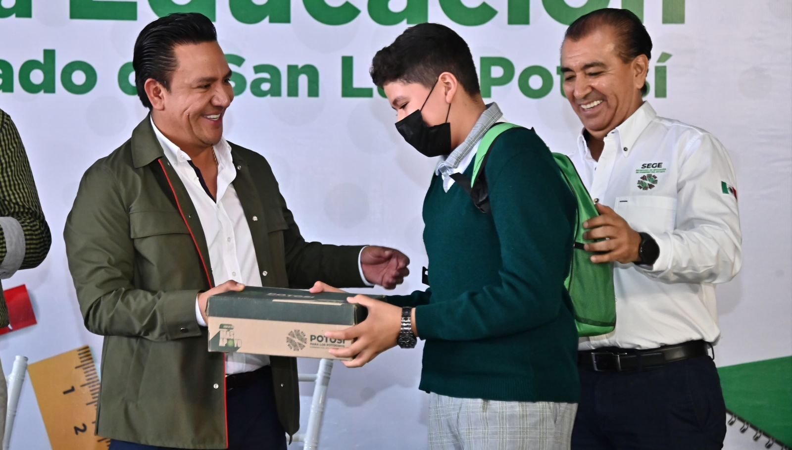 ENTREGAN APOYOS ESCOLARES EN SALINAS