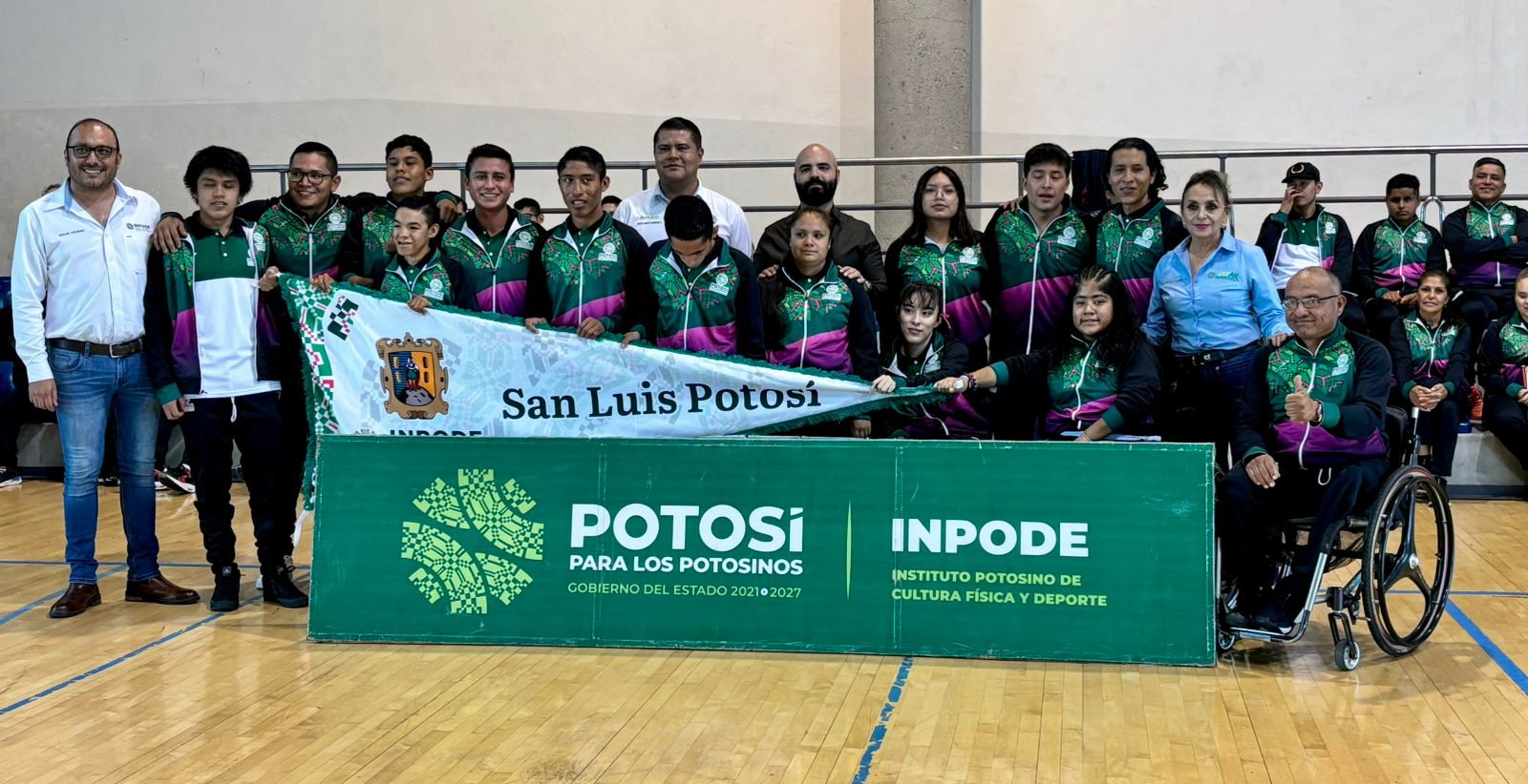 ABANDERA ESTADO A REPRESENTANTES DE SLP EN PARANACIONALES 2024