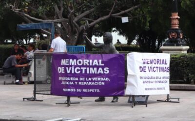 RESGUARDAN MEMORIAL DE VÍCTIMAS DE FEMINICIDIO EN PLAZA DE ARMAS