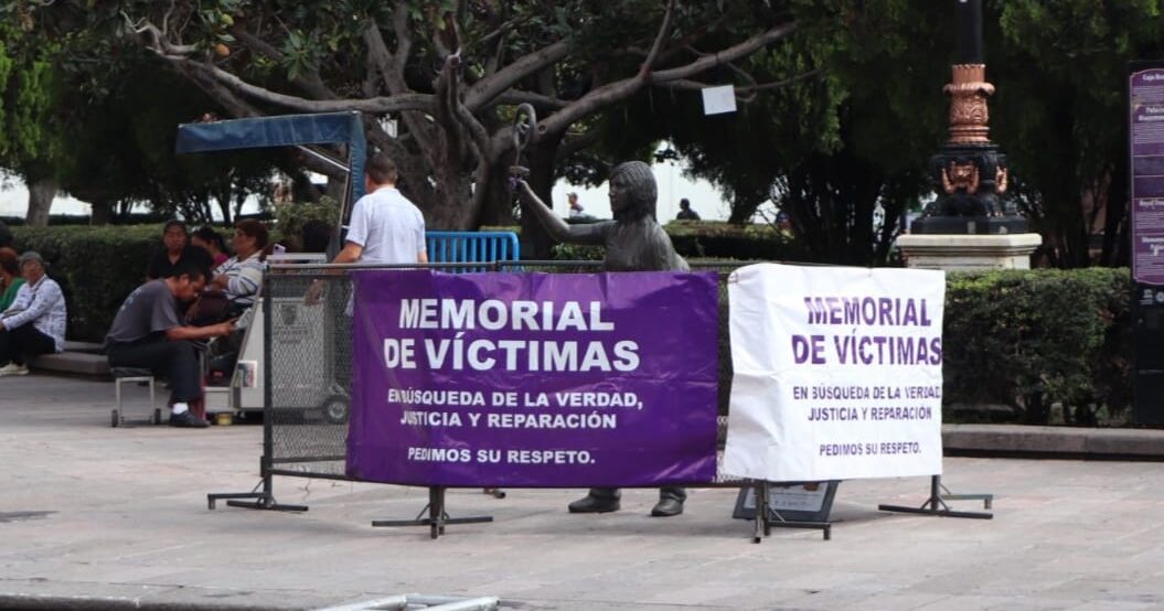 RESGUARDAN MEMORIAL DE VÍCTIMAS DE FEMINICIDIO EN PLAZA DE ARMAS