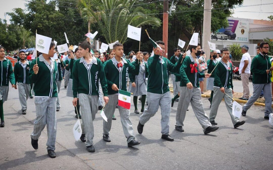 SECTOR EDUCATIVO LISTO PARA PARTICIPAR EN EL DESFILE DE LA INDEPENDENCIA