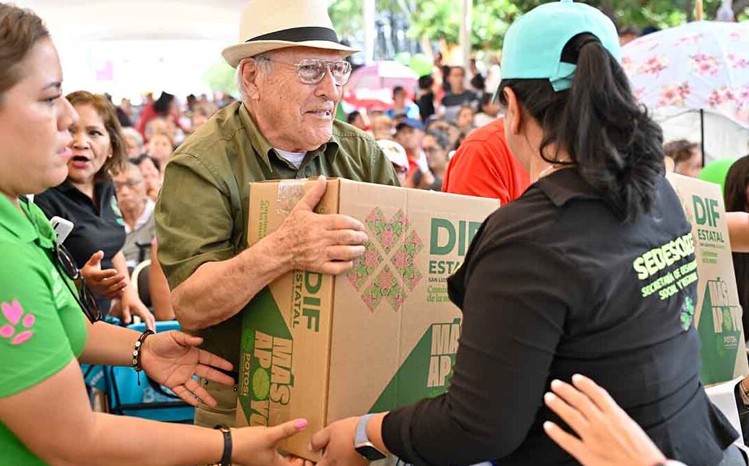 ENTREGAN APOYOS ALIMENTARIOS EN COLONIAS GUANOS Y MARÍA CECILIA