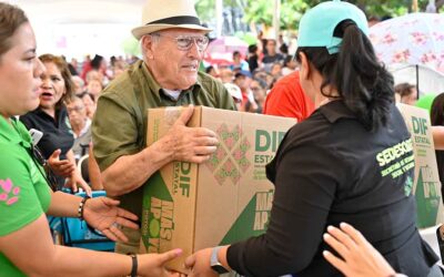 ENTREGAN APOYOS ALIMENTARIOS EN COLONIAS GUANOS Y MARÍA CECILIA