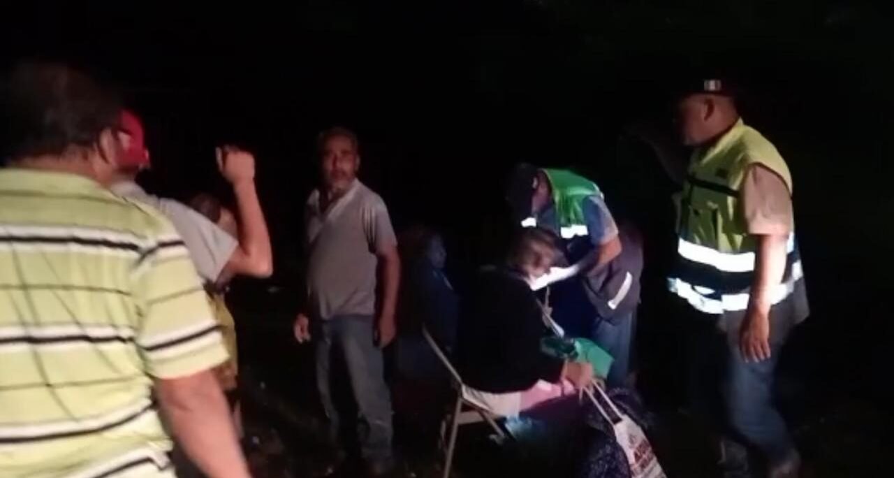 AUTORIDADES ATENDIERON VOLCADURA DE AUTOBÚS DE TURISMO EN EL TRAMO LA HINCADA-El NARANJO