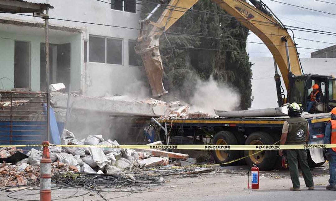 SUPERVISAN DEMOLICIÓN DE VIVIENDA AFECTADA EN ACCIDENTE VEHICULAR