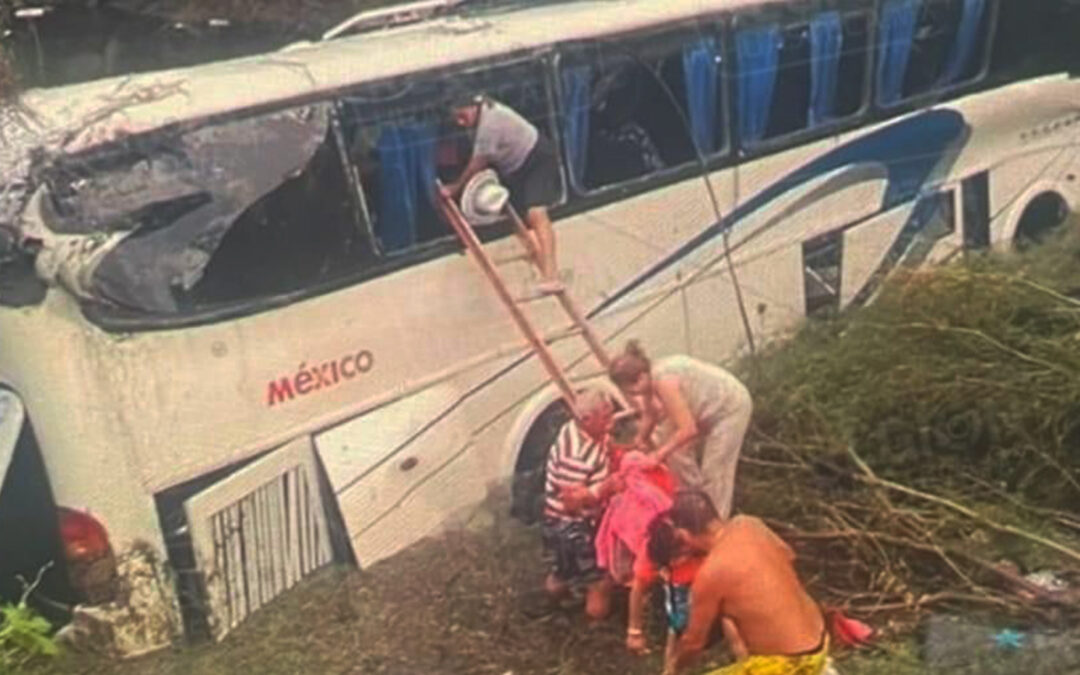 TREINTA TURISTAS LESIONADOS TRAS VOLCAR AUTOBÚS EN LA HUASTECA