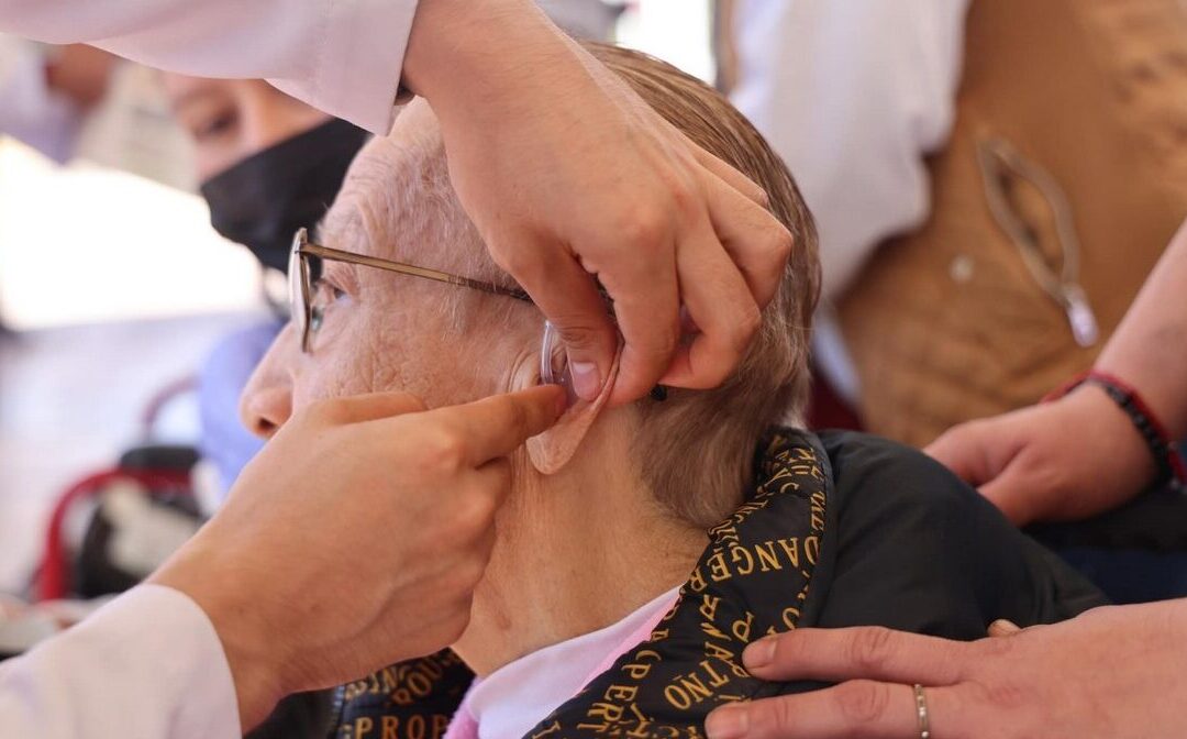 ENTREGAN AUXILIARES AUDITIVOS A PACIENTES DEL CREE 