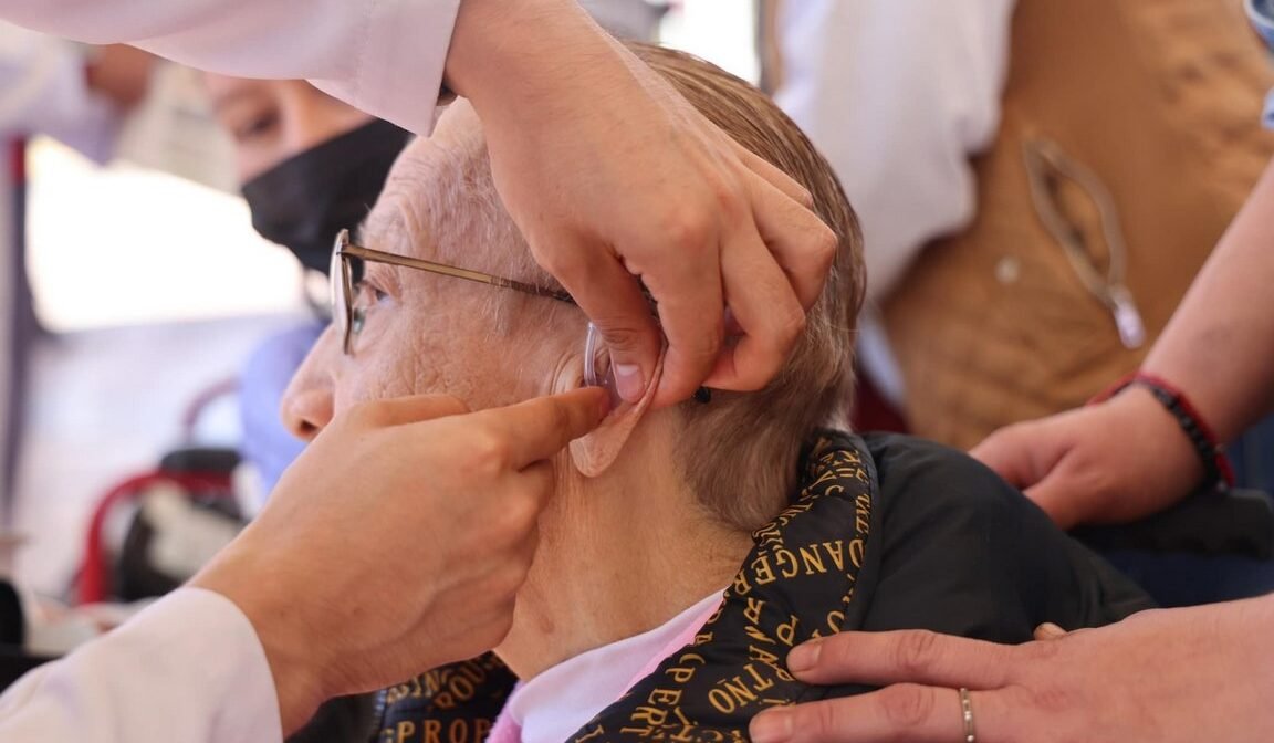 ENTREGAN AUXILIARES AUDITIVOS A PACIENTES DEL CREE 