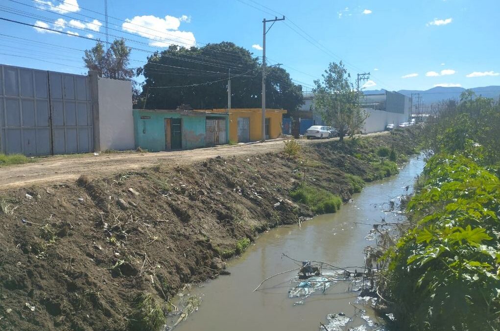 REALIZAN TRABAJOS DE LIMPIEZA EN RÍO ESPAÑITA